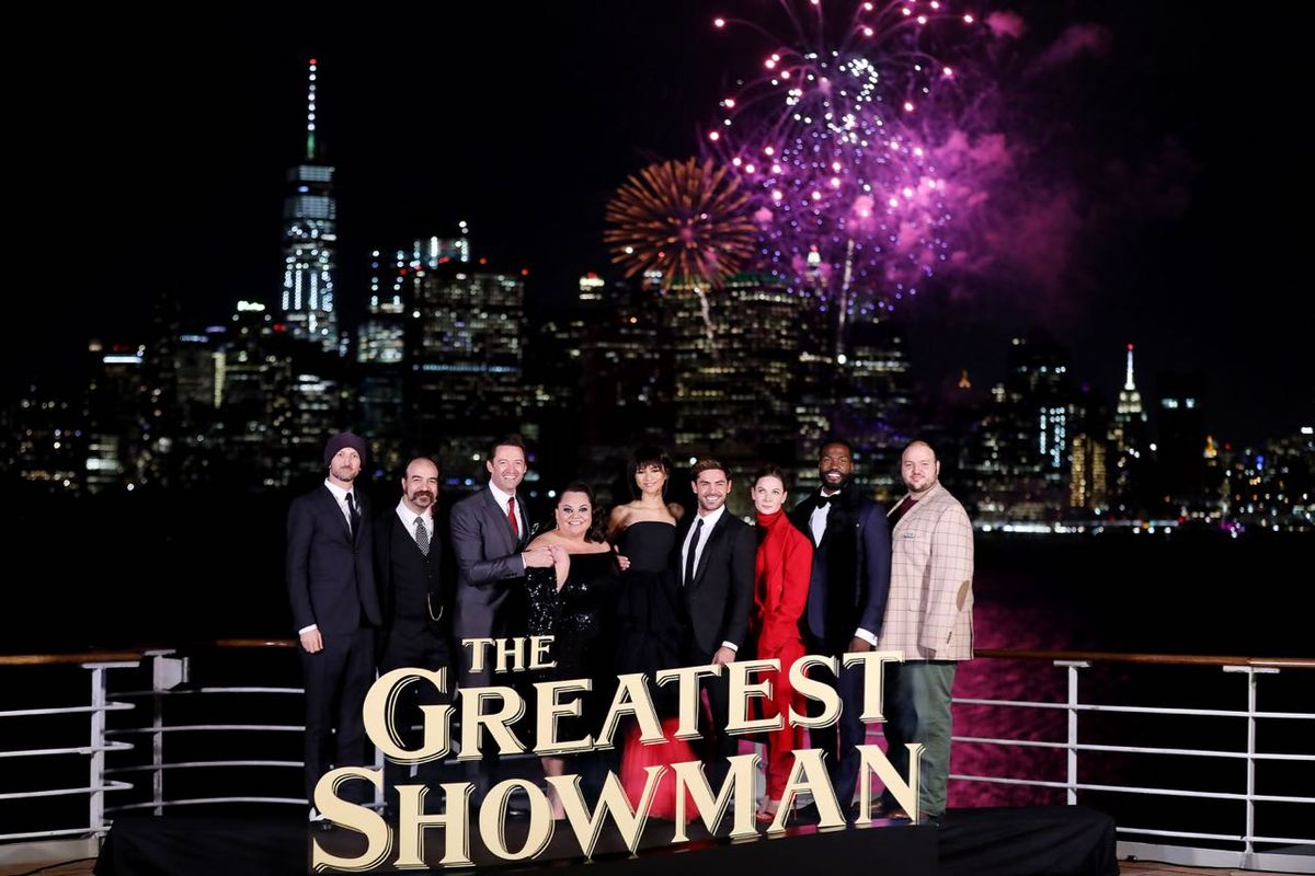 Filmas The Greatest Showman pasaules pirmizrādes dalībnieki un režisors uz Queen Mary 2 klāja