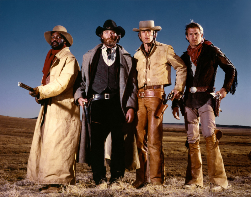 Amerikanske skuespillere Danny Glover, Kevin Kline, Scott Glenn og Kevin Costner på settet til Silverado skrevet og instrueret af Lawrence Kasdan. (Foto af Sunset Boulevard/Corbis via Getty Images)