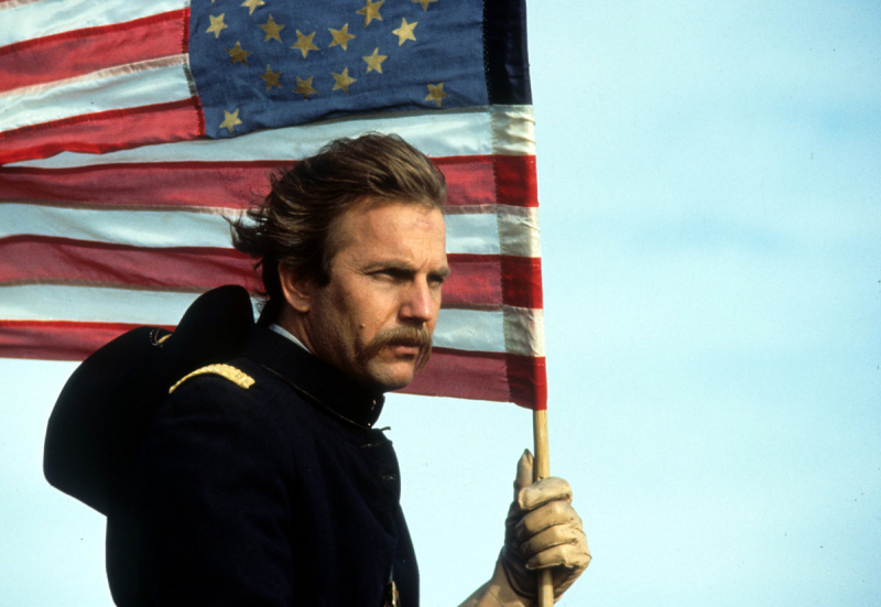 Kevin Costner holder et amerikansk flag i en scene fra filmen'Dances With Wolves', 1990. (Photo by Tig Productions/Getty Images)