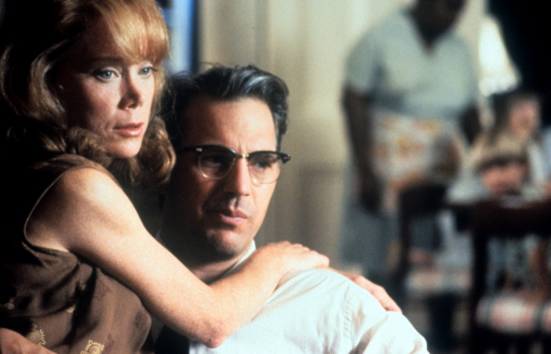 Sissy Spacek holder fast i Kevin Costner i en scene fra filmen'JFK', 1991. (Photo by Warner Brothers/Getty Images)