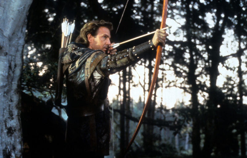 Kevin Costner trækker en sløjfe i en scene fra filmen'Robin Hood: Prince Of Thieves', 1991. (Photo by Warner Brothers/Getty Images)