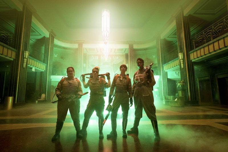 Melissa McCarthy, Kate McKinnon, Kristen Wiig en Leslie Jones in horrorkomediefilm"Ghostbusters" (2016)