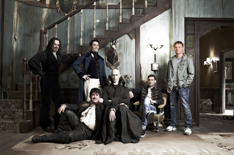 Jemaine Clement en Taika Waititi met de rest van de cast in"What We Do in the Shadows" horror comedy movie