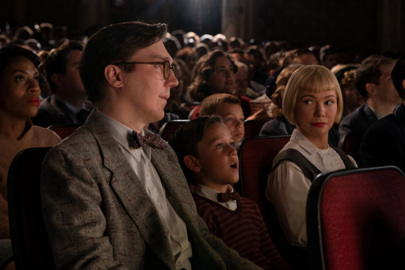   I film di Steven Spielberg classificati:"The Fabelmans" scene of Sammy Fableman (Gabriel LaBelle) sits between his parents Burt (Paul Dano) and Mitzi (Michelle Williams); at a movie theater his jaw agape and eyes wide open in amazement.