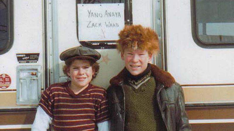 Yano Anaya nei panni di Grover Dill e Zack Ward posano, nel personaggio fuori dal loro trailer sul set di A Christmas Story