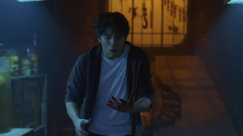 هنري كافيل في دور مايك"Hellraiser: Hellworld"