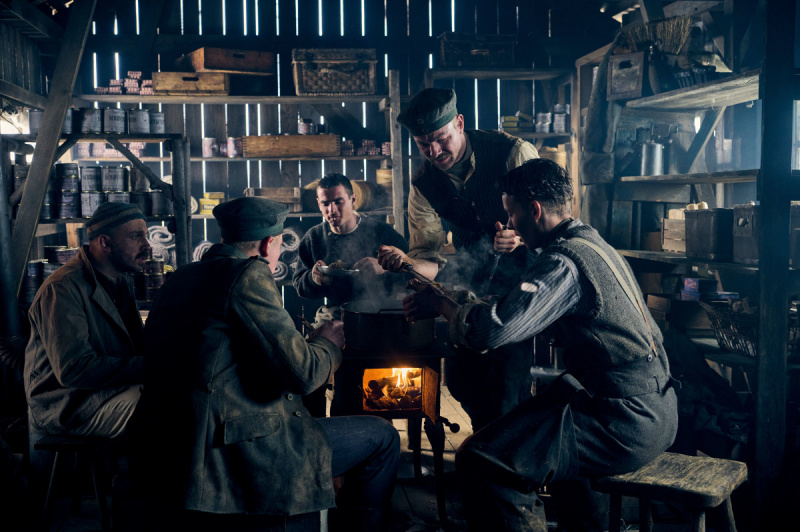   兵士がキャビンに座っている Netflix のシーン's "All Quiet on the Western Front" (2022)