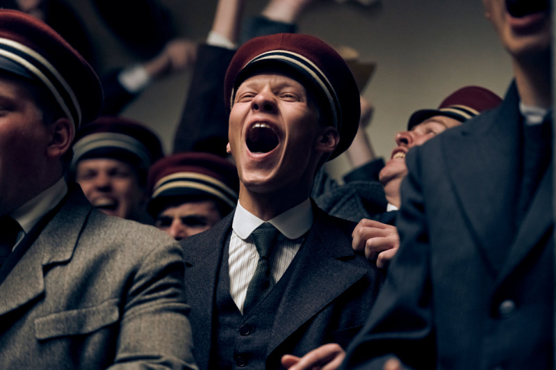   フェリックス・カメラー (ポール・バウマー) と他の学生が第一次世界大戦で戦うために入隊する Netflix's "All Quiet on the Western Front" (2022)