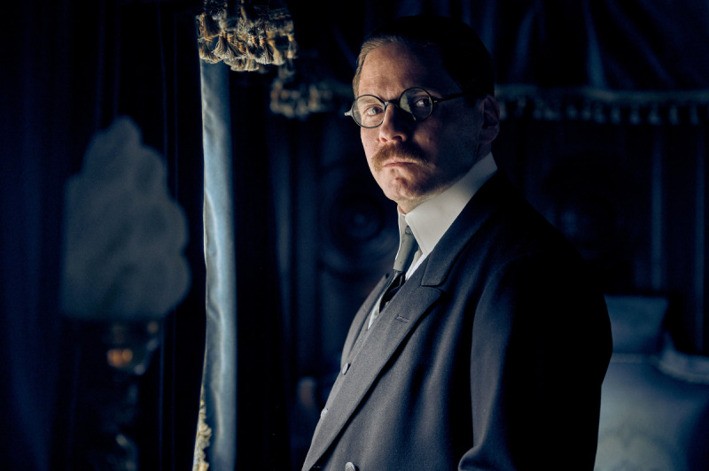   Netflixでマティアス・エルツベルガーを演じるダニエル・ブリュール's "All Quiet on the Western Front" (2022)