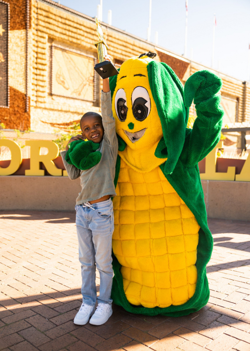 Tariq viert zijn nieuwe titel van South Dakota Corn-Bassador in The World's Only Corn Palace.