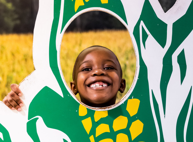 Tariq poseert in een maïskolf in The World's Only Corn Palace.
