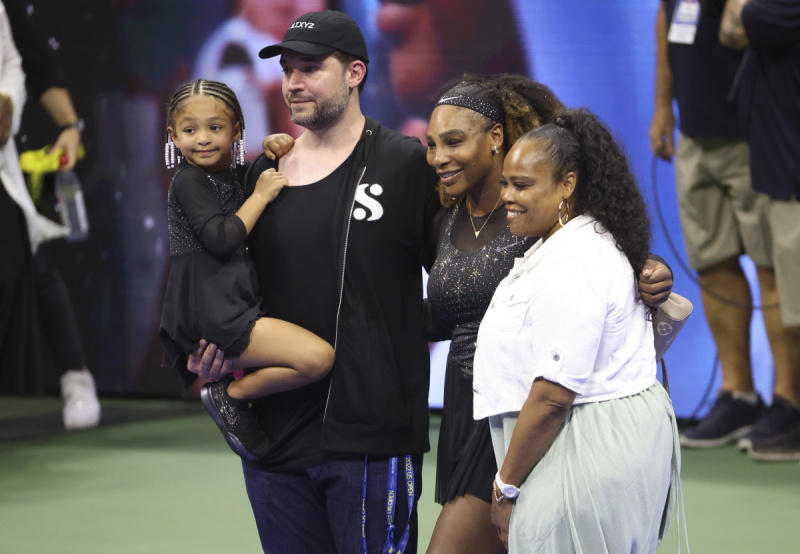   NIUJORKAS, NY – RUGPJŪČIO 29 d.: Serena Williams iš JAV su vyru Alexisu Ohanianu laiko savo dukrą Olimpiją Ohanian jaunesniąją, jos seserį Isha Price per ceremoniją, pagerbtą jos karjerą po jos pirmojo turo pergalės 2019 m. „US Open“ 4-ojo Didžiojo turnyro 1 dieną. Sezono slemo turnyras USTA Billie Jean King nacionaliniame teniso centre 2019 m. rugpjūčio 29 d. Kvinse, Niujorke.