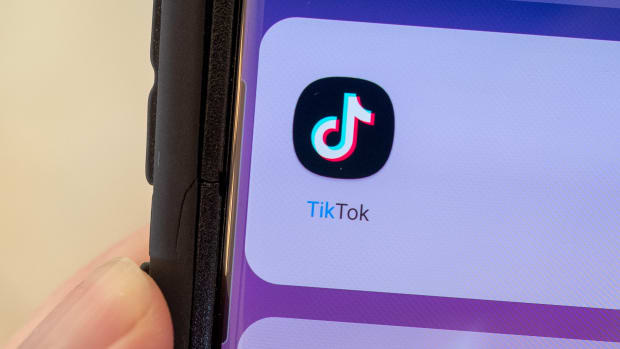  Närbild av mänsklig hand som håller en mobiltelefon som visar ikonen för TikTok-videodelningsappen, Lafayette, Kalifornien, 22 september 2021. (Foto av Smith Collection/Gado/Getty Images)