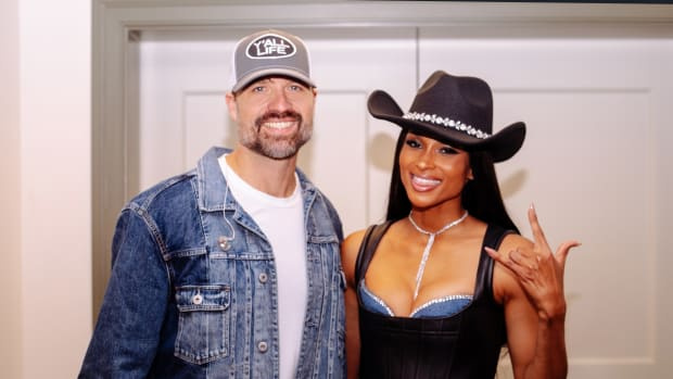  NASHVILLE, TENNESSEE – 12. OKTOBER: Auf diesem Foto, das am 14. Oktober 2019 veröffentlicht wurde, nehmen Walker Hayes und Ciara am 12. Oktober 2019 im Schermerhorn Symphony Center in Nashville, Tennessee, an den CMT-Künstlern des Jahres 2019 teil. (Foto von Catherine Powell/Getty Images für CMT)