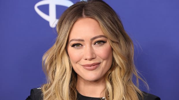  НЬЮ-ЙОРК, НЬЮ-ЙОРК - 17 мая: Хилари Дафф посещает мероприятие ABC Disney Upfront 2019 года в Basketball City - Pier 36 - South Street 17 мая 2019 года в Нью-Йорке. (Фото Артуро Холмса/WireImage)