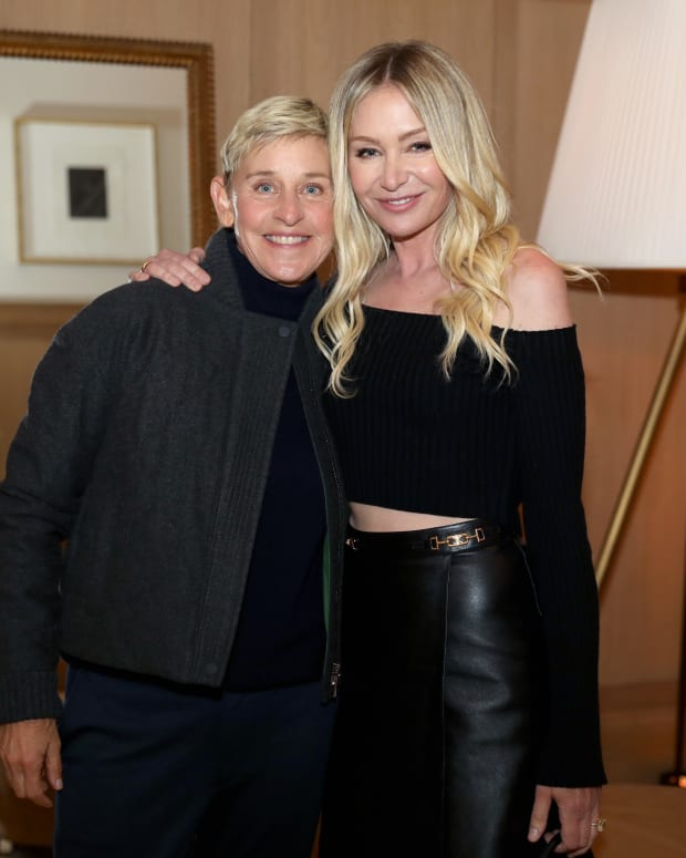  SAN FRANCISKAS, KALIFORNIJA – KOVO 17 d.: (L-R) Ellen DeGeneres ir Portia de Rossi matomos kaip RH švenčia RH San Francisco, galerijos istoriniame Betliejaus plieno pastate 2019 m. kovo 17 d. San Franciske, Kalifornijoje, atidengimą. (Nuotrauka Kelly Sullivan / Getty Images for RH)