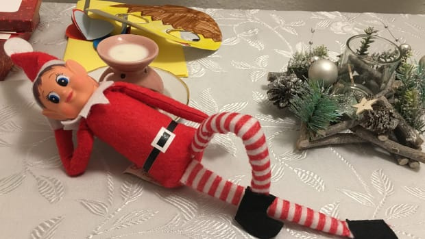  pappa-bringar-döttrar-tomte-på-hyllan-för-att-titta på-henne-gymnastik-recital-tiktok-ftr