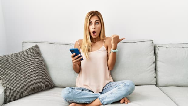  Vrouw gebruikt Manga AI TikTok-filter in haar huis