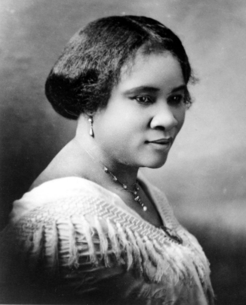   Amerikietės verslininkės, filantropės ir aktyvistės Madam CJ Walker (g. Sarah Breedlove, 1867–1919 m.), 1913 m. portretas. Ji plačiai laikoma pirmąja moterimi, savarankiškai susikūrusia milijoniere JAV.
