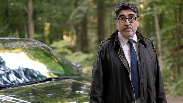  Ο Alfred Molina ως Gamache στο"Three Pines" based on the Louise Penny books