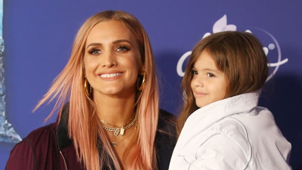  HOLLYWOOD, KALIFORNIEN - 07 NOVEMBER: Ashlee Simpson med sin dotter Jagger Snow Ross närvarar vid världspremiären av Disney's "Frozen 2" held at Dolby Theatre on November 07, 2019 in Hollywood, California. (Photo by Michael Tran/FilmMagic)