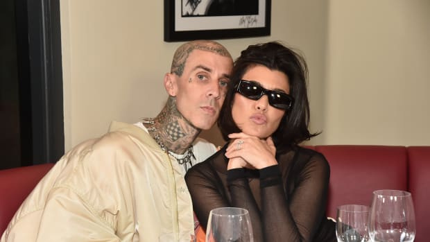 CALABASAS, KALIFORNIEN - 13 OKTOBER: Travis Barker och Kourtney Kardashian deltar i bandklippningsceremonin vid det nyöppnade Crossroads Kitchen på The Commons i Calabasas den 13 oktober 2019 i Calabasas, Kalifornien. (Foto av Alberto E. Rodriguez/Getty Images för The Commons at Calabasas)