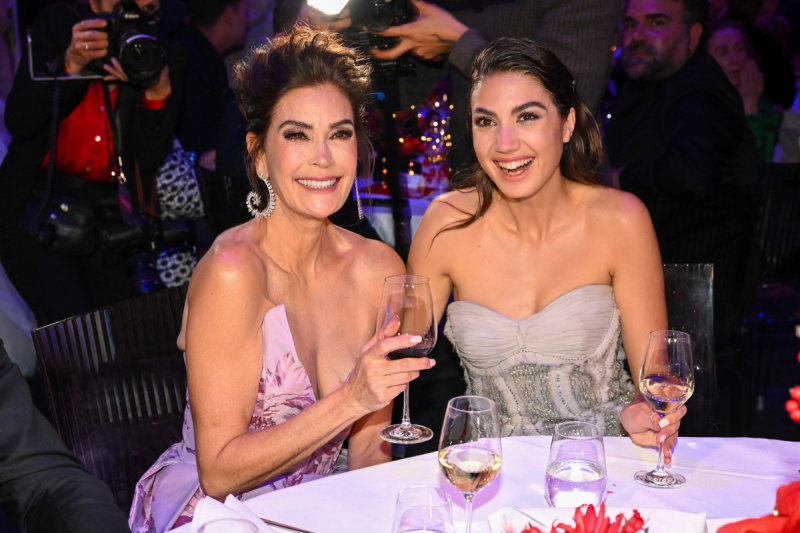  MUNICH, TYSKLAND - 30 NOVEMBER: Teri Hatcher och dottern Emerson Rose Tenney deltar på Mon Cheri Hosts Barbara Tag på Haus der Kunst den 30 november 2019 i München, Tyskland. (Foto: Hannes Magerstaedt/WireImage)