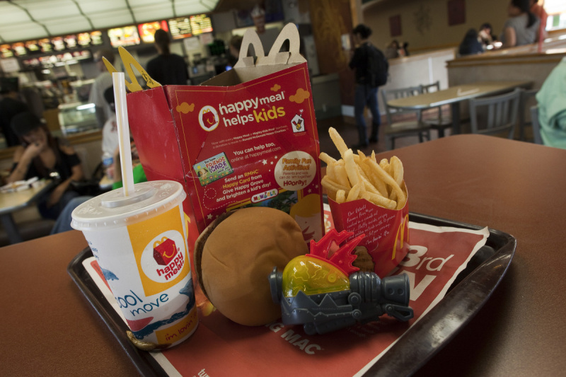  SAN FRANCISCO, CA - 3. NOVEMBER: En fotoillustration af et Happy Meal på McDonald's on November 3, 2019 in San Francisco, California.  San Francisco became the first city in the nation to pass a law to control giving away free toys with unhealthy meals for children.  The law requires that any restaurant kid's meals meet nutritional standards before they can be sold with toys.  (Photo by David Paul Morris/Getty Images)