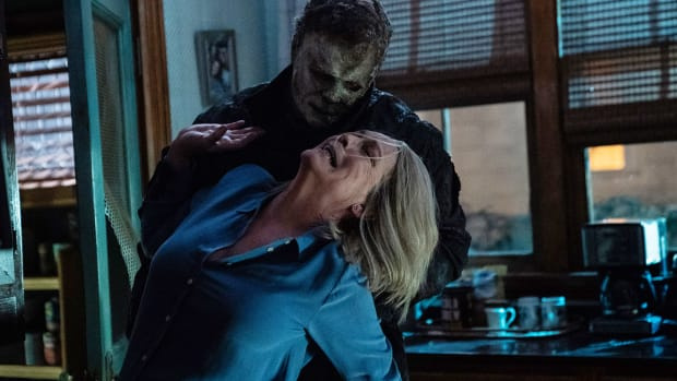  جيمي لي كورتيس في دور لوري سترود تكافح في معركة من أجل حياتها ضد مايكل مايرز في مشهد من"Halloween Ends."