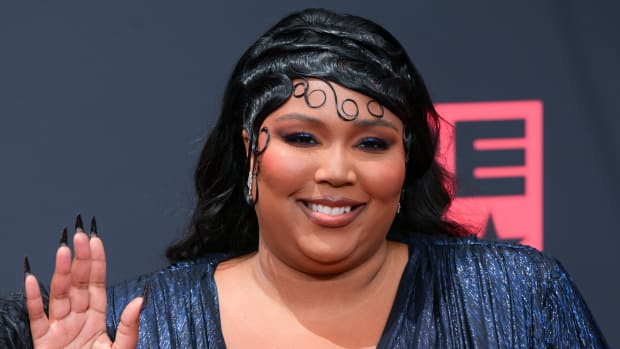  LOS ANDŽELAS, KALIFORNIJA – BIRŽELIO 26 d.: Lizzo dalyvauja 2019 m. BET apdovanojimuose Microsoft Theatre 2019 m. birželio 26 d. Los Andžele, Kalifornijoje.