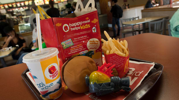  SAN FRANCISCO, CA - 3. NOVEMBER: En fotoillustration af et Happy Meal på McDonald's on November 3, 2019 in San Francisco, California.  San Francisco became the first city in the nation to pass a law to control giving away free toys with unhealthy meals for children.  The law requires that any restaurant kid's meals meet nutritional standards before they can be sold with toys.  (Photo by David Paul Morris/Getty Images)