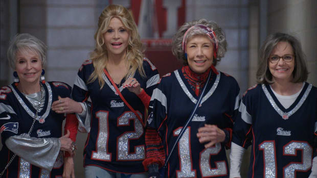  Rita Moreno kaip Maura, Jane Fonda kaip Trish, Lily Tomlin kaip Lou ir Sally Field kaip Betty"80 For Brady"