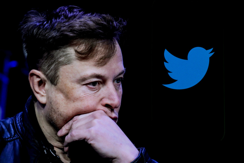 ANKARA, TURKIYE - OKTOBER 06: I den här fotoillustrationen visas bilden av Elon Musk på en datorskärm och logotypen för twitter på en mobiltelefon i Ankara, Turkiye den 6 oktober 2022. Muhammed Selim Korkutata / Anadolu Agency