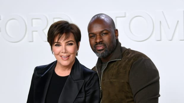  HOLLYWOOD, CALIFORNIA - FEBRUARY 07: Kris Jenner (L) en Corey Gamble wonen de Tom Ford AW20 Show bij Milk Studios bij op 7 februari 2019 in Hollywood, Californië. (Foto door Mike Coppola/FilmMagic)
