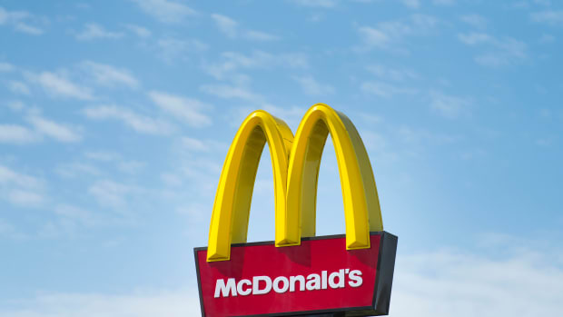  MERTHYR TYDFIL, VEREINIGTES KÖNIGREICH - 6. AUGUST: McDonald's Golden Arches sign seen on August 6, 2019 in Merthyr Tydfil, United Kingdom. (Photo by Matthew Horwood/Getty Images)