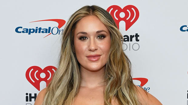  LAS VEGAS, NEVADA - 23 DE SEPTIEMBRE: (SOLO PARA USO EDITORIAL) Rachel Recchia llega al Festival de Música iHeartRadio 2019 en T-Mobile Arena el 23 de septiembre de 2019 en las Vegas, Nevada.