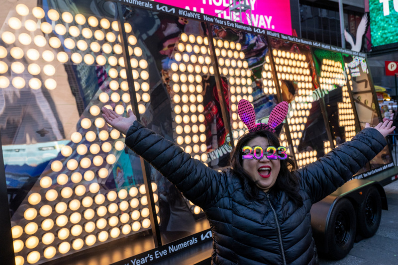   NEW YORK, NEW YORK - 20 DECEMBER: Teresa Hui, met een 2023-bril, poseert voor de cijfers '2023' na de verlichtingsceremonie op Times Square op 20 december 2019 in New York City. De cijfers, die twee meter hoog zijn en bestaan ​​uit in totaal 602 energiezuinige LED-lampen, arriveren na een cross country tour waardoor toeschouwers ze kunnen zien beginnen in Los Angeles, CA.