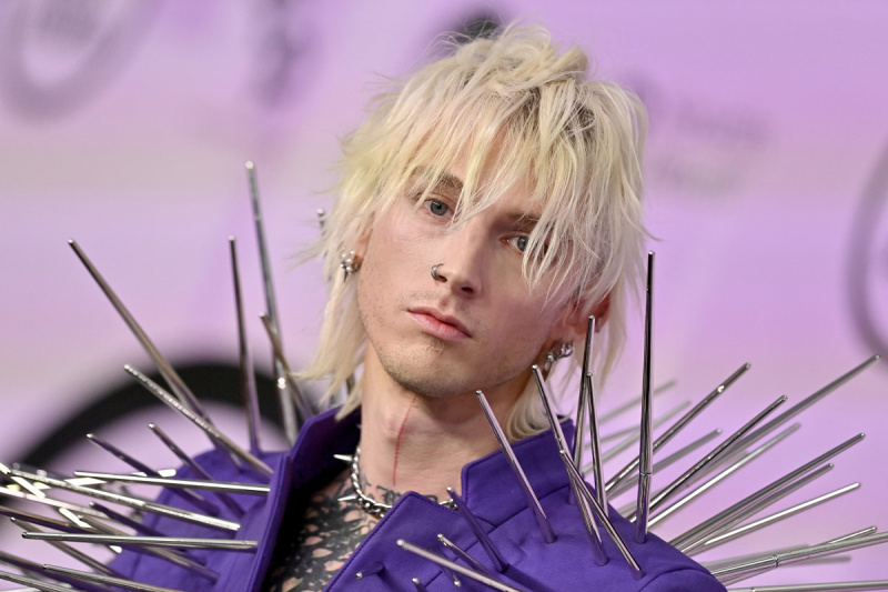   LOS ANGELES, KALİFORNİYA - 20 KASIM: (YALNIZCA EDİTÖRLÜK KULLANIMI İÇİN) Machine Gun Kelly, 20 Kasım 2022'de Los Angeles, California'da Microsoft Theatre'da düzenlenen 2019 Amerikan Müzik Ödülleri'ne katılıyor. (Fotoğraf: Axelle/Bauer-Griffin/FilmMagic)