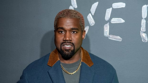  NEW YORK, NEW YORK - 02 DICEMBRE: Kanye West partecipa alla sfilata di moda autunno 2019 di Versace presso l'American Stock Exchange Building a Lower Manhattan il 02 dicembre 2019 a New York City. (Foto di Roy Rochlin/Getty Images)