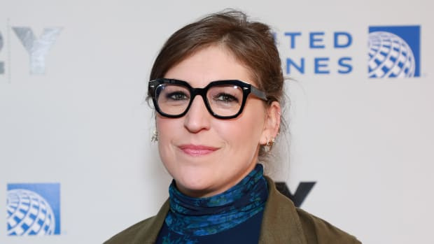  NEW YORK, NEW YORK - 04 Nisan: Mayim Bialik Annette Insdorf ile Makara Parçalarına 92Y 04 Nisan 2019 New York'ta katılır. (Jason Mendez/Getty Images'ın fotoğrafı)