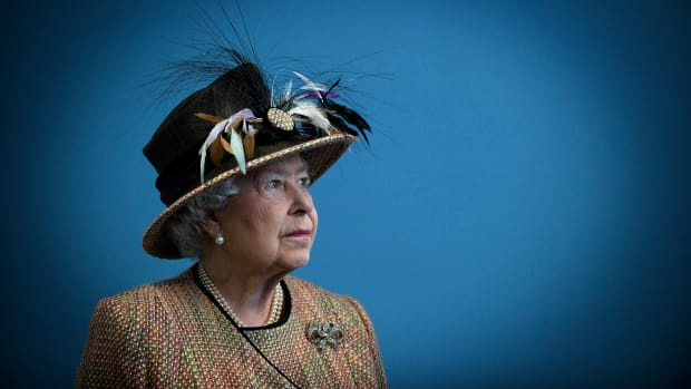  Londra - 29 Şubat: Kraliçe II. Elizabeth, Somerset House'un yenilenmiş Doğu Kanadı'nı 29 Şubat 2011'de Londra, İngiltere'de açarken gülümsüyor. (Fotoğraf Eddie Mulholland - WPA Pool/Getty Images)