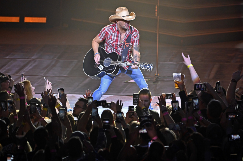 ラスベガス、ネバダ - 12 月 6 日: レコーディング アーティスト ジェイソン Aldean が彼の 3 泊の打ち上げ中に実行します。"JASON ALDEAN: RIDE ALL NIGHT VEGAS" engagement at Park Theater at Park MGM on December 6, 2019 in Las Vegas, Nevada. (Photo by David Becker/Getty Images)