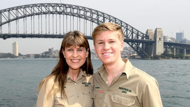 Terri Irwin (izquierda) con su hijo Robert Irwin en el lanzamiento de Tourism Australia, Sydney Opera House el 30 de octubre de 2019 en Sydney, Australia. La nueva campaña está diseñada para impulsar el número de visitantes en el mercado internacional a Australia.