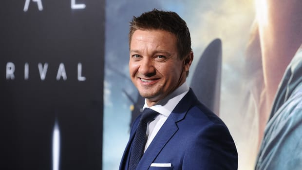  ВЕСТВУД, Калифорния - 7 НОЯБРЯ: Актер Джереми Реннер на премьере Paramount Pictures' "Arrival" at Regency Village Theatre on November 6, 2019 in Westwood, California.  (Photo by Jason LaVeris/FilmMagic)