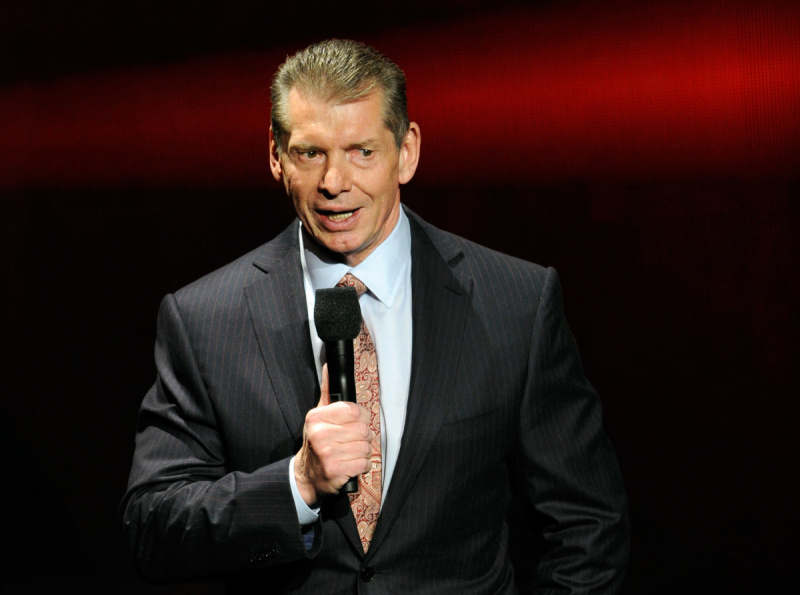  LAS VEGAS, NV - JANUARI 08: WWE-voorzitter en CEO Vince McMahon spreekt op een persconferentie waarin het WWE-netwerk wordt aangekondigd op de 2019 International CES in het Encore Theatre in Wynn Las Vegas op 8 januari 2019 in Las Vegas, Nevada. Het netwerk wordt op 24 februari 2019 gelanceerd als het allereerste 24/7 streamingnetwerk, dat zowel geplande programma's als video-on-demand aanbiedt. Het abonnement van USD 9,99 per maand is inclusief toegang tot alle 12 live WWE pay-per-view-evenementen per jaar. CES, de wereld's largest annual consumer technology trade show, runs through January 10 and is expected to feature 3,200 exhibitors showing off their latest products and services to about 150,000 attendees.  (Photo by Ethan Miller/Getty Images)