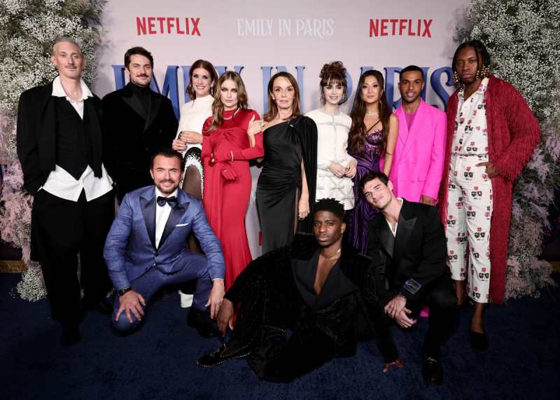   NEW YORK, NEW YORK - 15 DICEMBRE: (L-R) Bruno Gouery, Lucas Bravo, William Abadie, Kate Walsh, Camille Razat, Philippine Leroy-Beaulieu, Samuel Arnold, Lily Collins, Ashley Park, Paul Forman, Lucien Laviscount e Jeremy O Harris partecipa all'Emily In Paris French Consulate Red Carpet al Consolato francese il 15 dicembre 2019 a New York City. (Foto di Jamie McCarthy/Getty Images per Netflix)