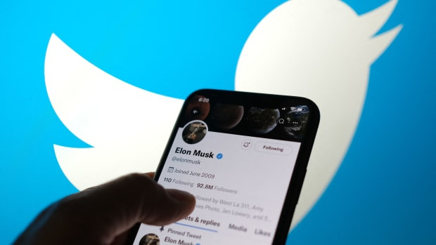  Šioje iliustracinėje nuotraukoje, darytoje 2019 m. gegužės 13 d., Los Andžele pavaizduota Elono Musko Twitter paskyra su Twitter logotipu fone.