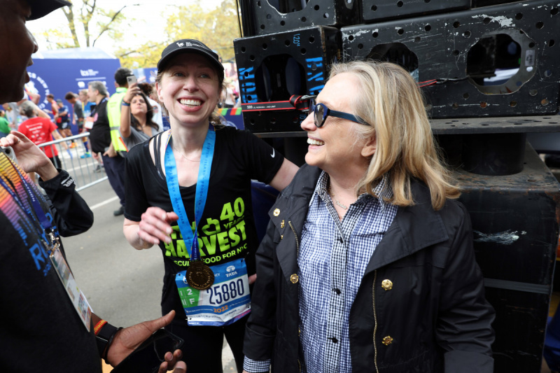NEW YORK, NEW YORK - 6. NOVEMBER: Chelsea Clinton taler med mor Hillary Clinton efter at have krydset målstregen på TCS 2019 New York City Marathon den 6. november 2019 i New York City.
