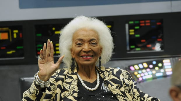  LOS ANGELES, CA - DECEMBER 05: Nichelle Nichols woont dag drie bij van de Los Angeles Comic Con 2021, gehouden in het Los Angeles Convention Center op 5 december 2019 in Los Angeles, Californië. (Foto door Albert L. Ortega/Getty Images)