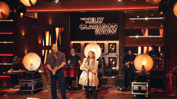  IL KELLY CLARKSON SHOW -- Episodio J030 -- Nella foto: (l-r) Dwayne Johnson, Kelly Clarkson